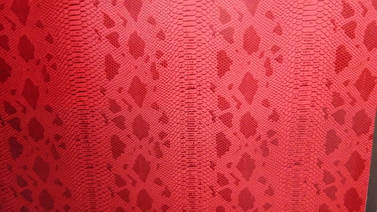 Tissu simili cuir serpent rouge