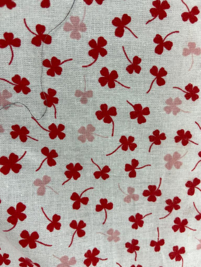 Tissu coton trèfles rouge et rose fond blanc